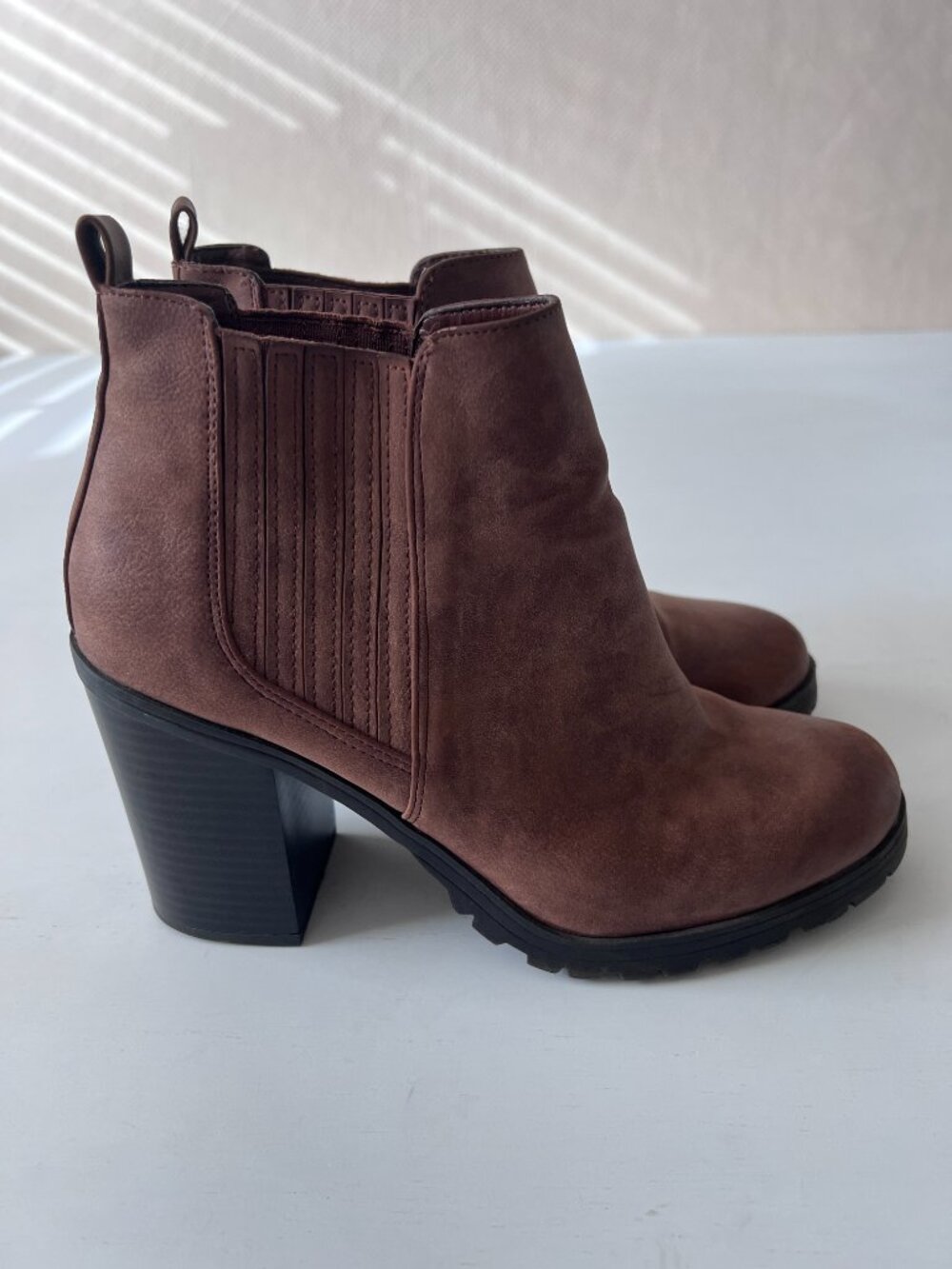 Sam & Libby Brown Faux Leather Block Heel Lug Sole Chelsea Ankle Boots Size 8.5